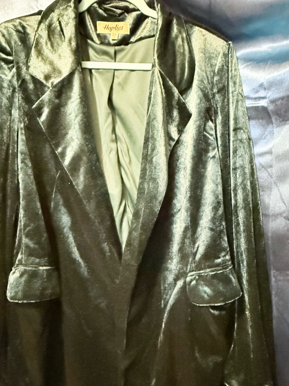 Velvety green jacket with pockets.